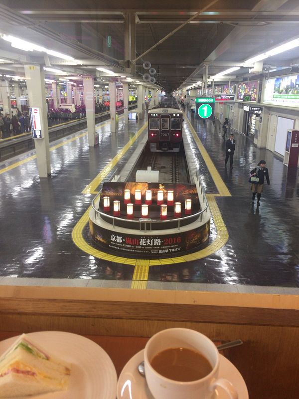 5113　 阪急梅田駅の朝