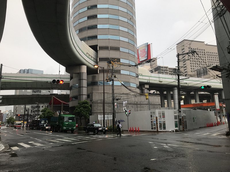 5405　ビルを貫通する道路