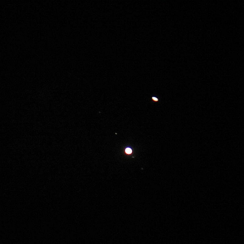 木星と土星…っぽくは見える…（右上）