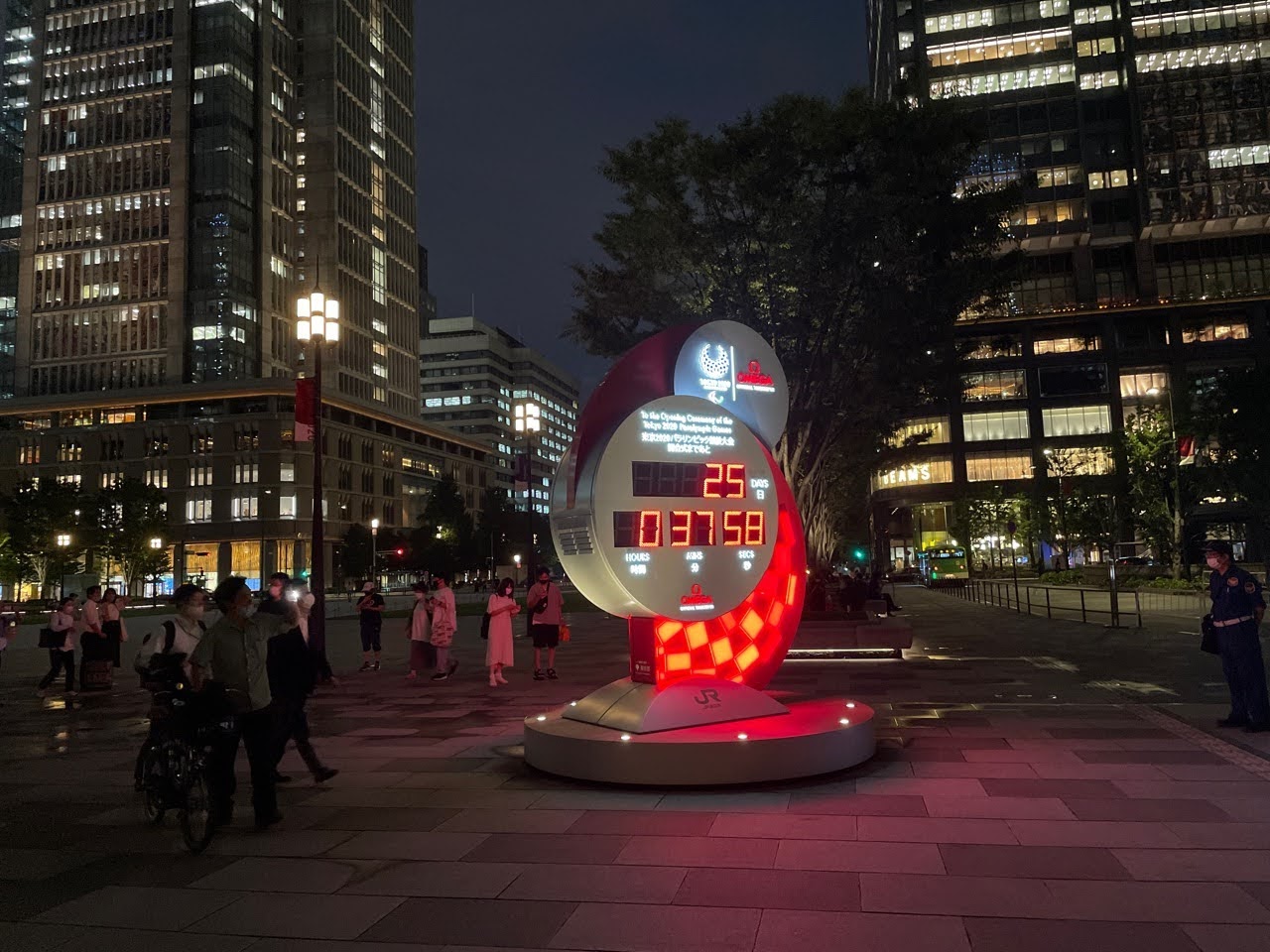 6385　東京駅前のカウントダウン時計