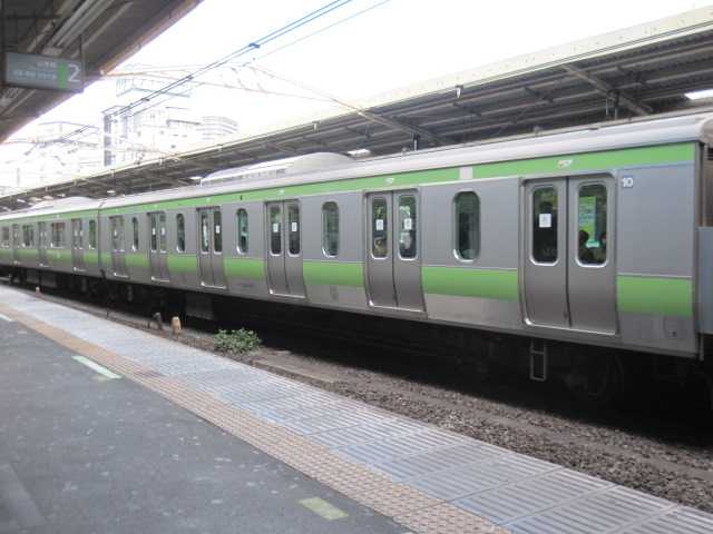 山手線E231系の6扉車（2010年10月2日）