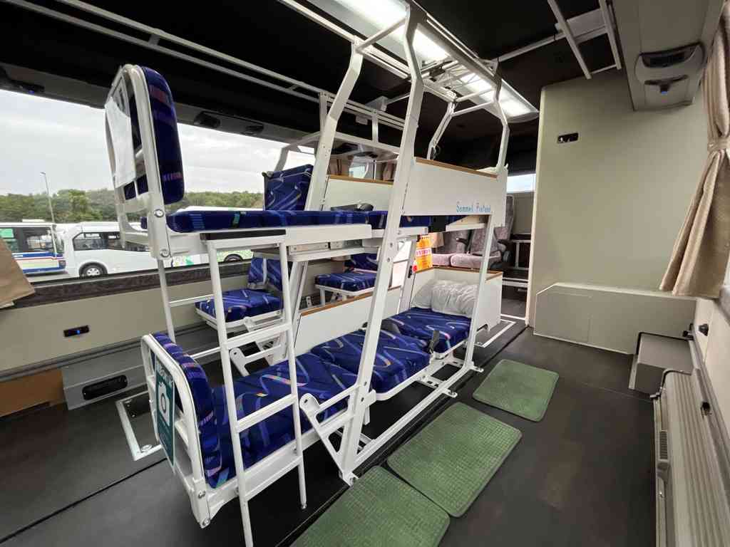 8001　新しくなったフルフラットシートを見る