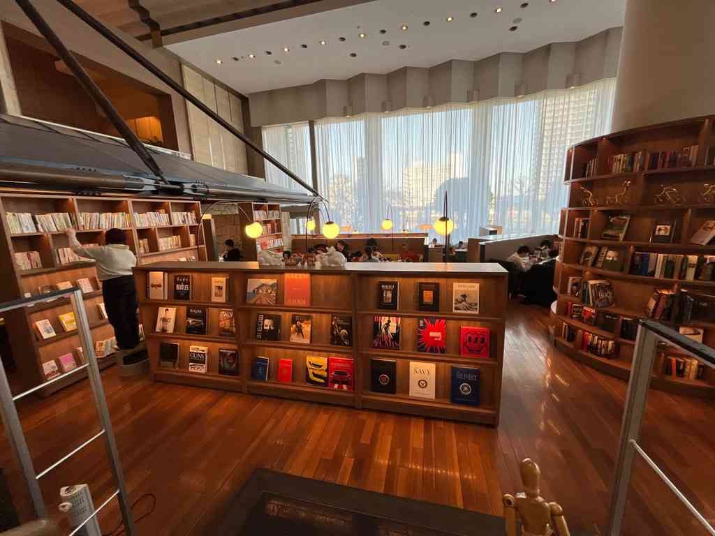 8065　The Library Lounge